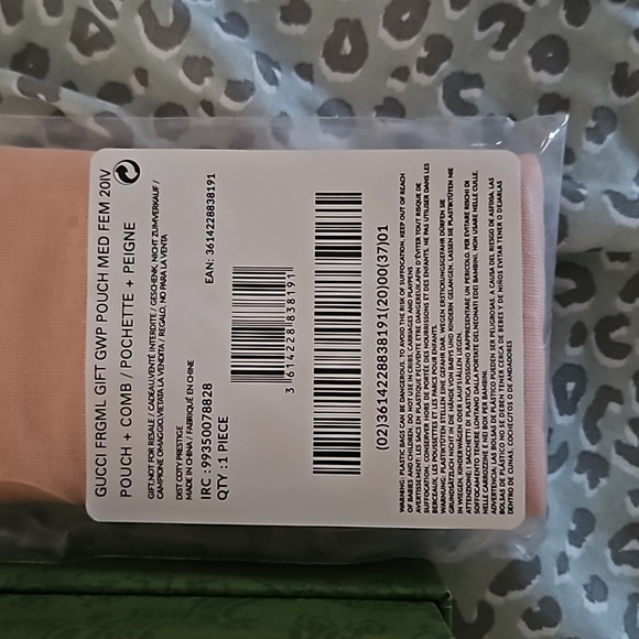 NIB Gucci Pink Wooden Comb w/pouch and box. - Picture 2 of 4